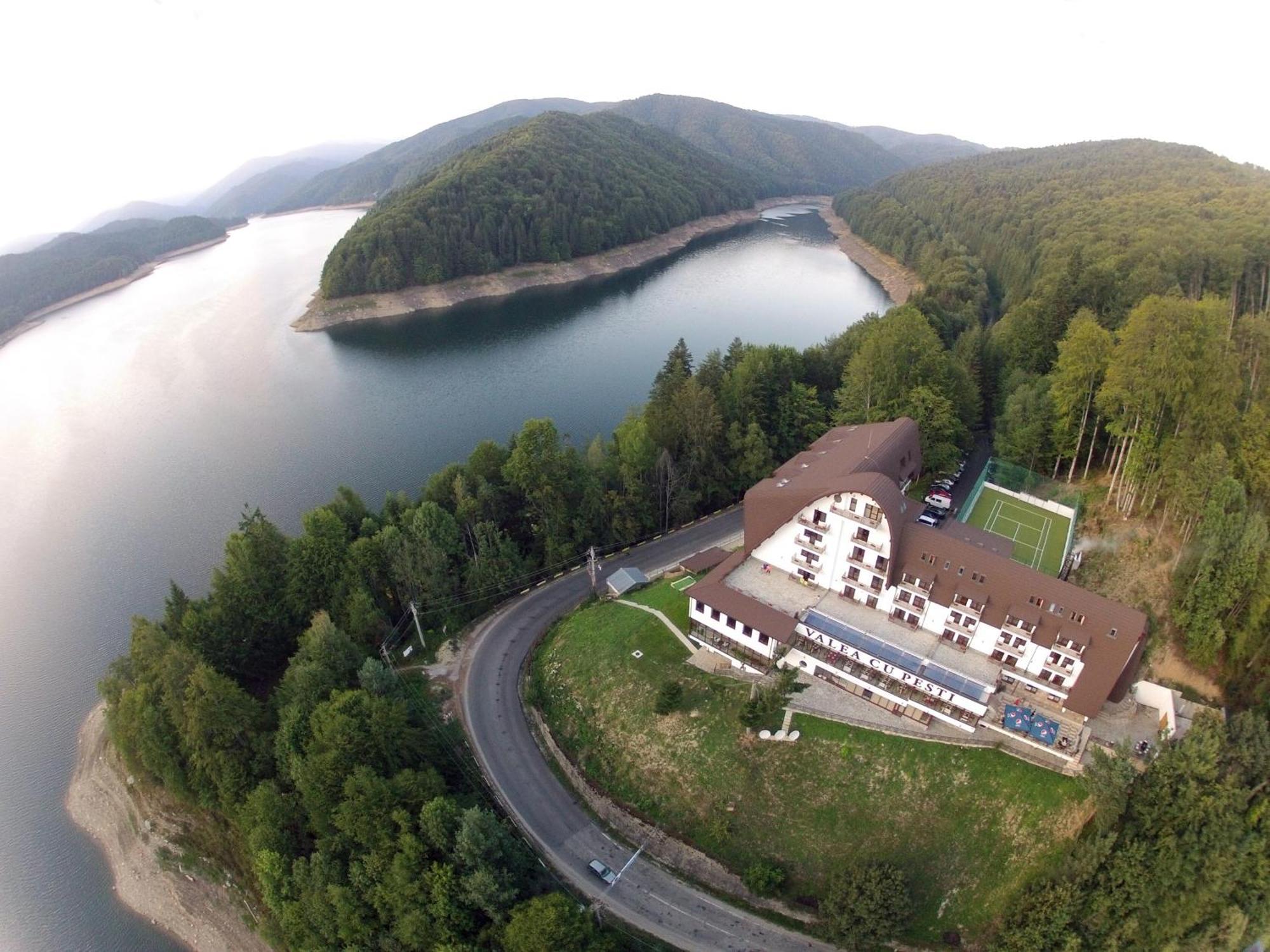 Hotel Valea Cu Pesti Capatineni-Ungureni Exterior photo